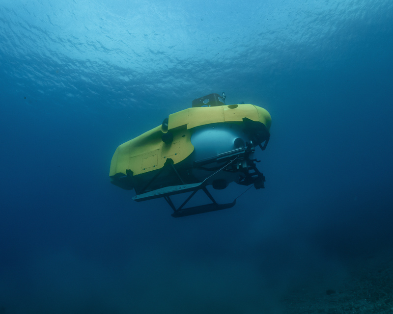 pisces-sub-under-water-little