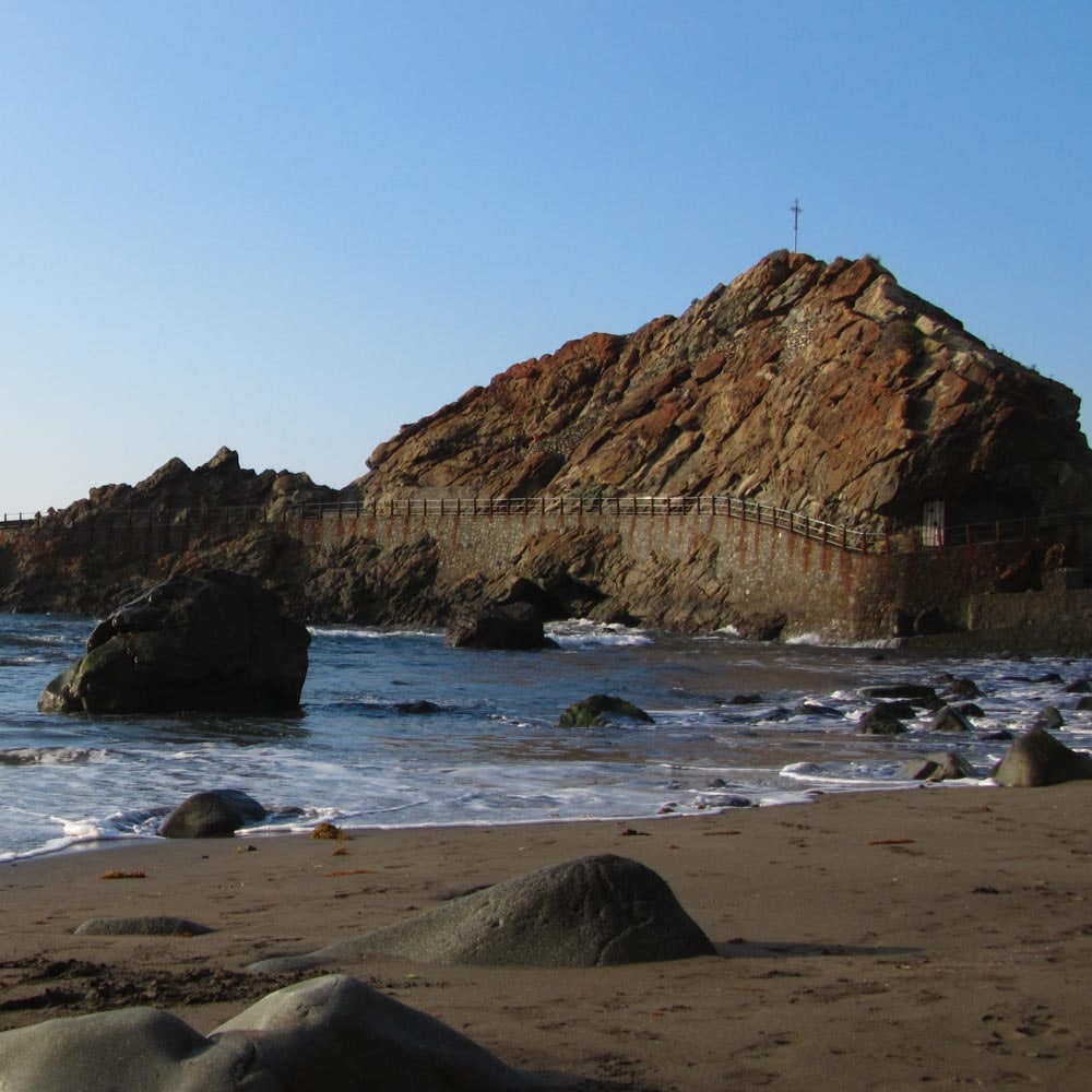 Vista de la playa de Almáciga - Paseo marítimo y rompe olas en Casa África Restaurante Playa"